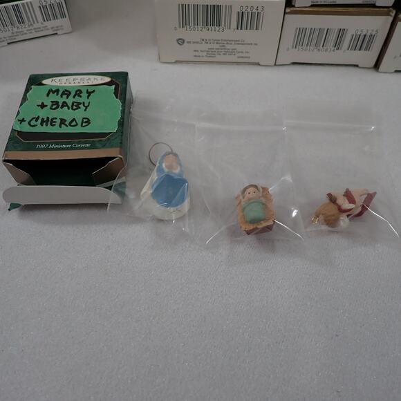 Hallmark Miniature Keepsake Ornaments 31 pcs w/Wood Shadow Box Memory Tree LN - Picture 9 of 16